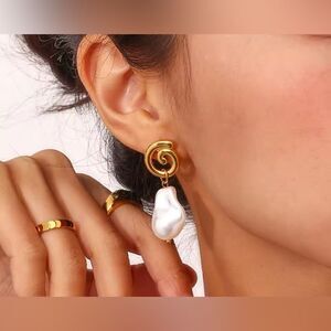 Pearl drop earrings M620